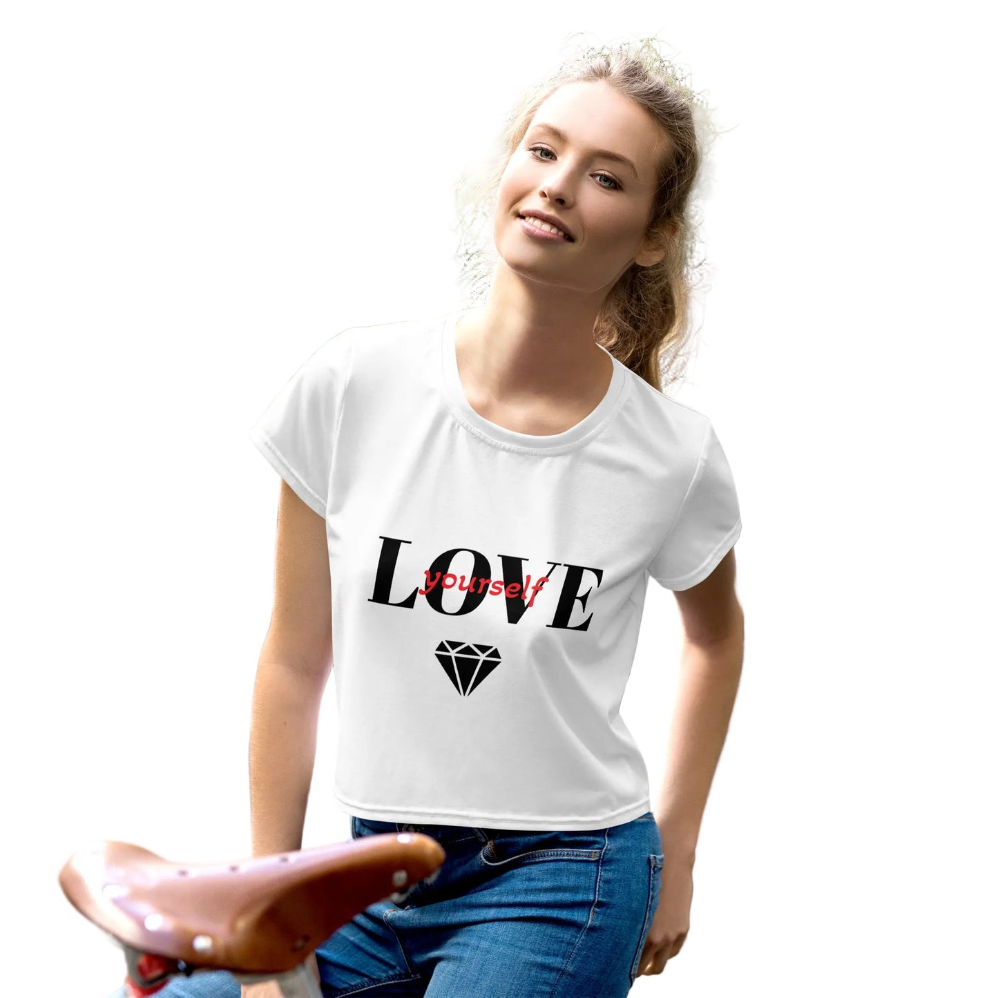 Weißes Damen Crop T-Shirt mit "Love Yourself" Schriftzug und Diamant-Print – Sabiswelt