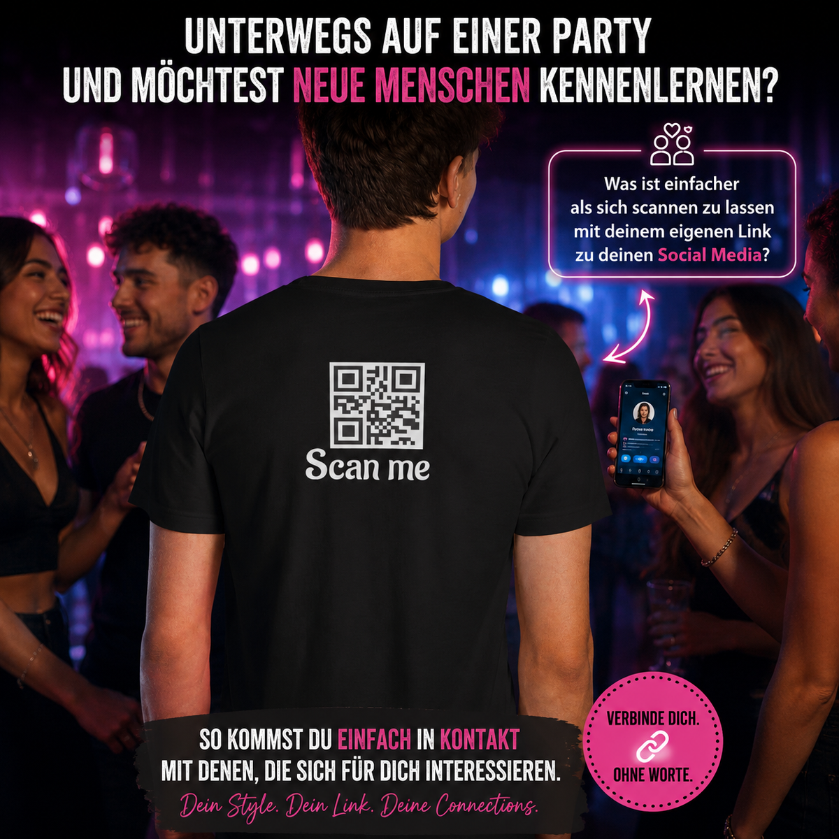 Mann auf einer Party trägt schwarzes personalisiertes QR-Code-T-Shirt mit „Scan me“-Schriftzug – Sabiswelt