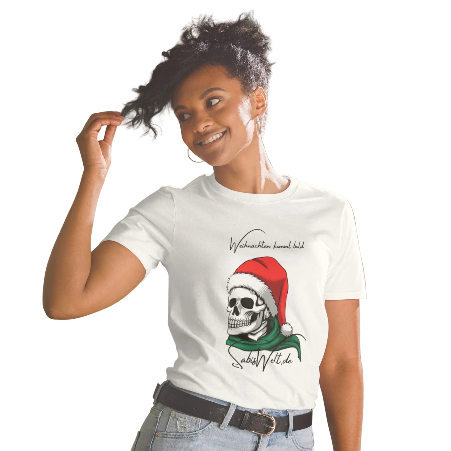 Weißes Unisex T-Shirt mit Totenkopf und Weihnachtsmütze Print – Gothic Weihnachtsshirt | Sabiswelt