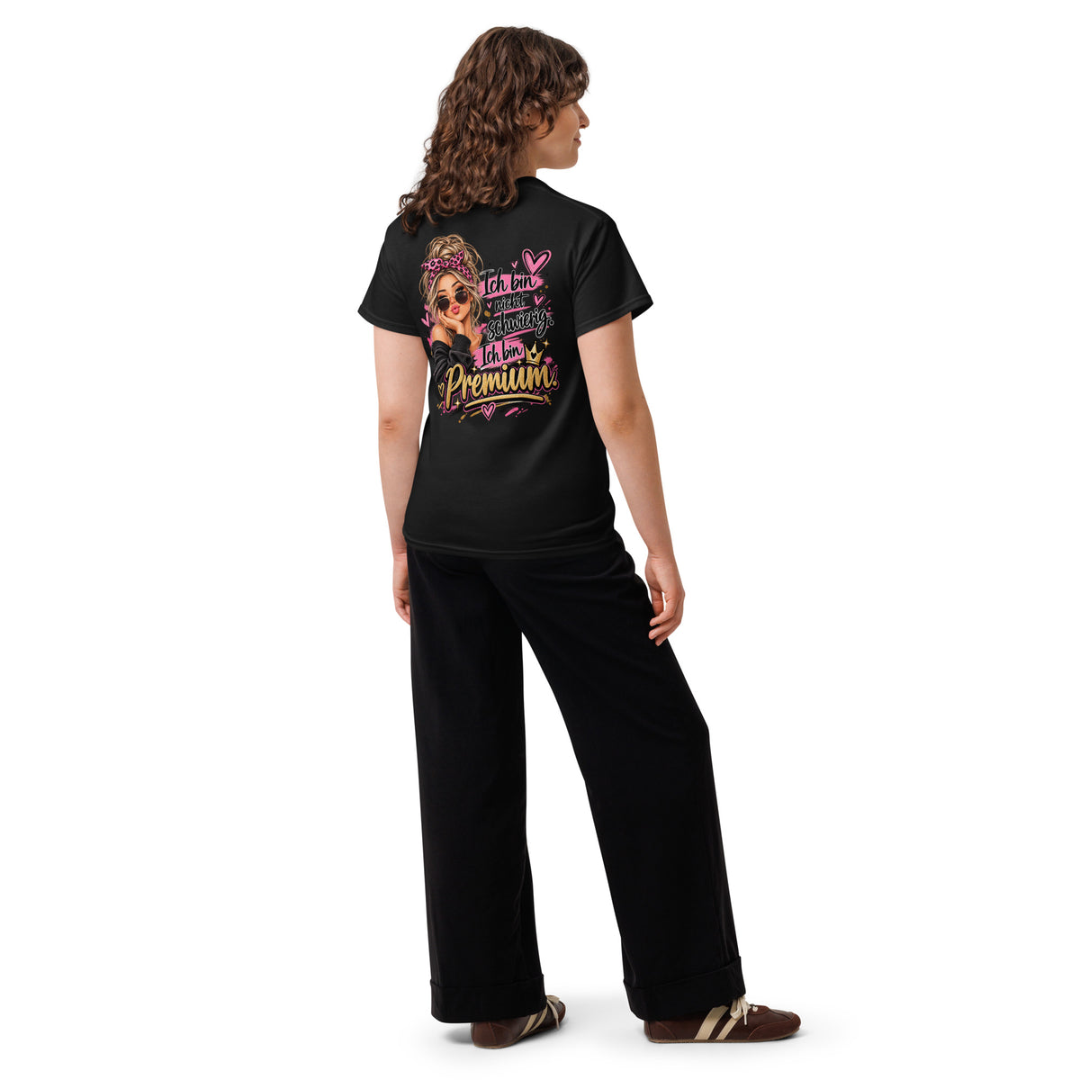 Freches T-Shirt-Motiv mit dem Spruch Ich bin nicht schwierig, ich bin Premium, illustrierter Frau mit Sonnenbrille, pinken Herzen und goldener Schrift.