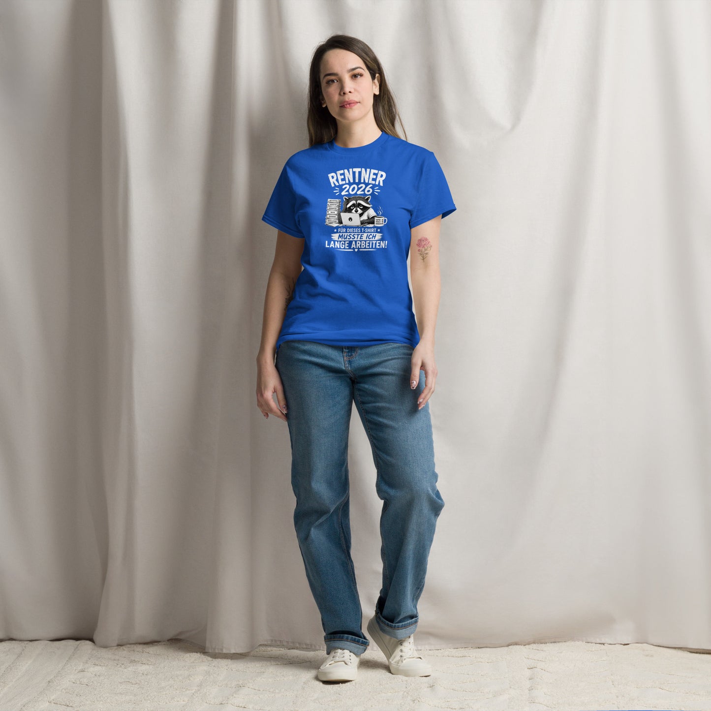 „Blaues T-Shirt mit lustigem Rentner-2026-Motiv, müdem Waschbären am Laptop, Papierstapel und Kaffeetasse sowie dem Spruch ‚Für dieses T-Shirt musste ich lange arbeiten!‘“