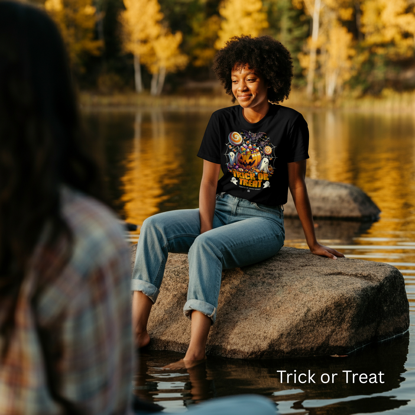 Schwarzes Halloween T-Shirt – Motiv Trick or Treat mit Kürbis, Geistern und Süßigkeiten – Lifestyle Foto