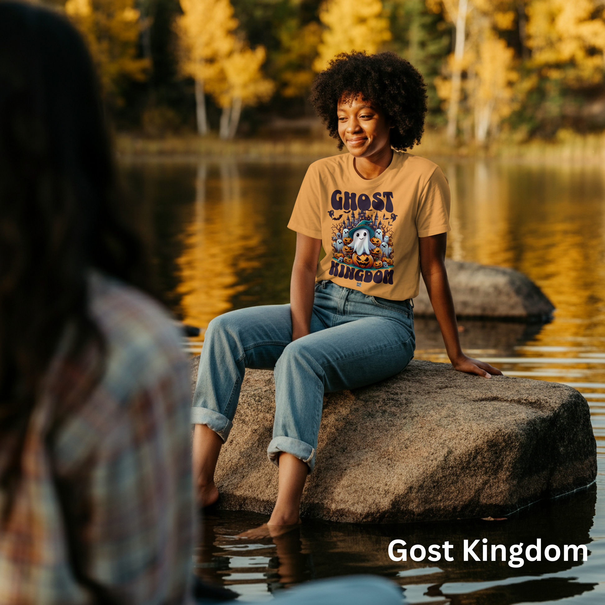 Halloween T-Shirt in Gelb – Motiv Ghost Kingdom mit Geist, Kürbissen und Schloss – Cute Halloween Design