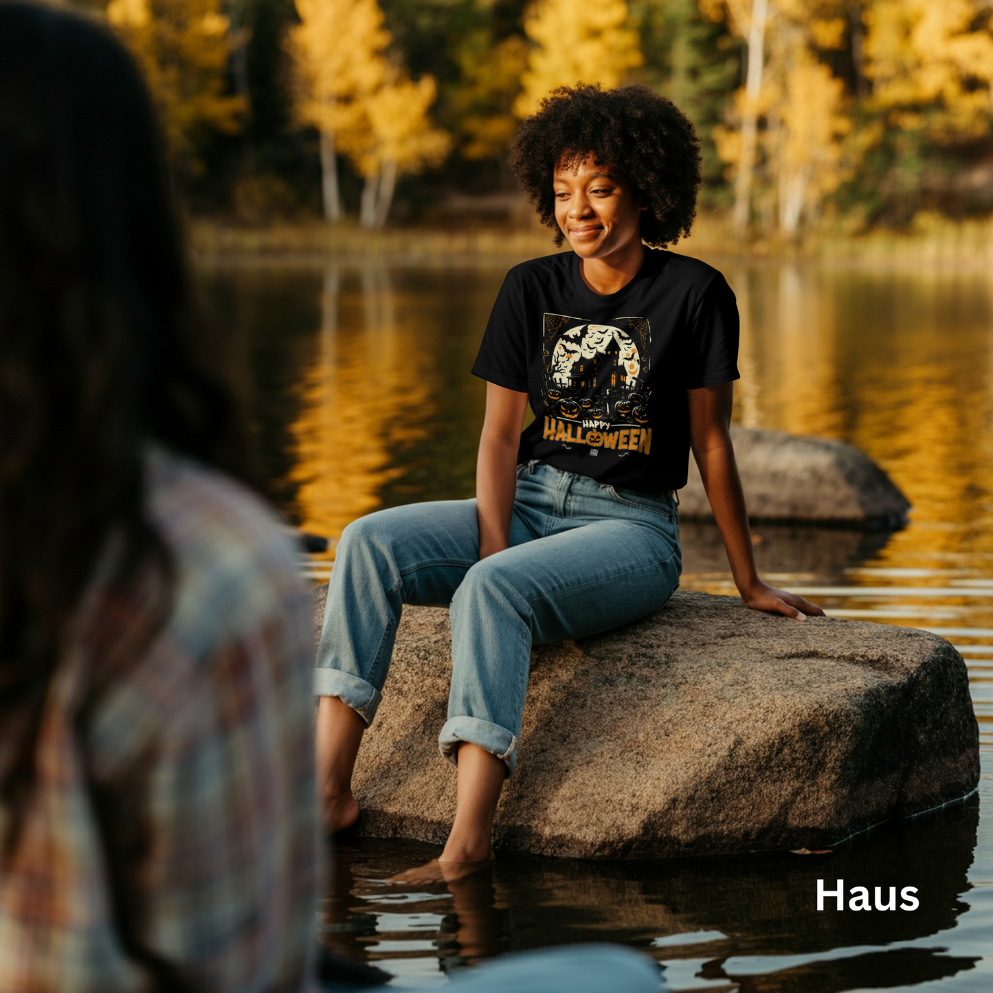 Schwarzes Halloween T-Shirt – Motiv Spukhaus mit Fledermäusen und Kürbissen – Happy Halloween Design