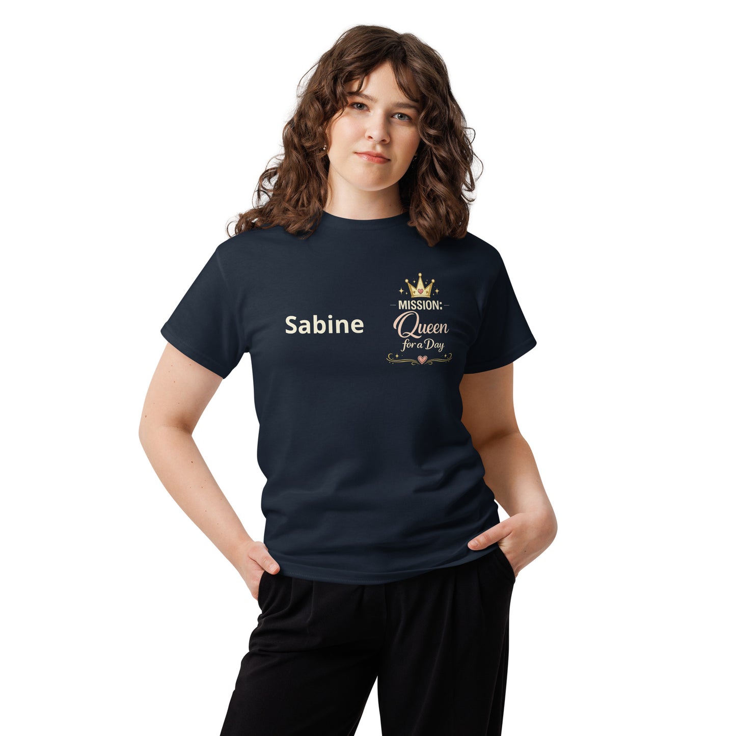 Navy personalisiertes JGA Braut T-Shirt „Mission: Queen for a Day“ aus 100 % Baumwolle.