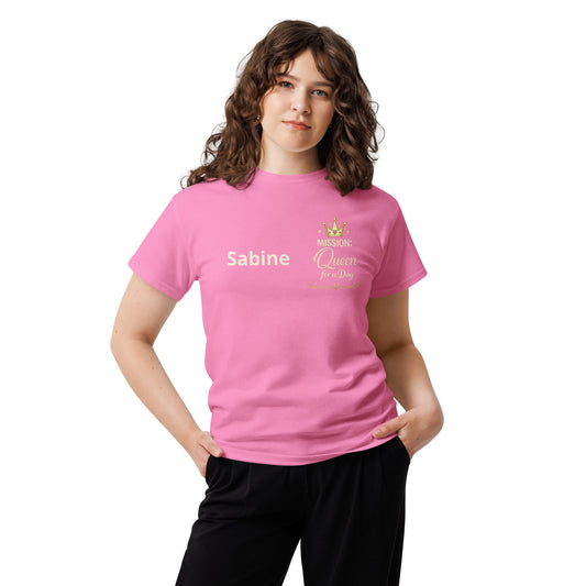 Pinkes personalisiertes JGA Braut T-Shirt „Mission: Queen for a Day“ aus 100 % Baumwolle.