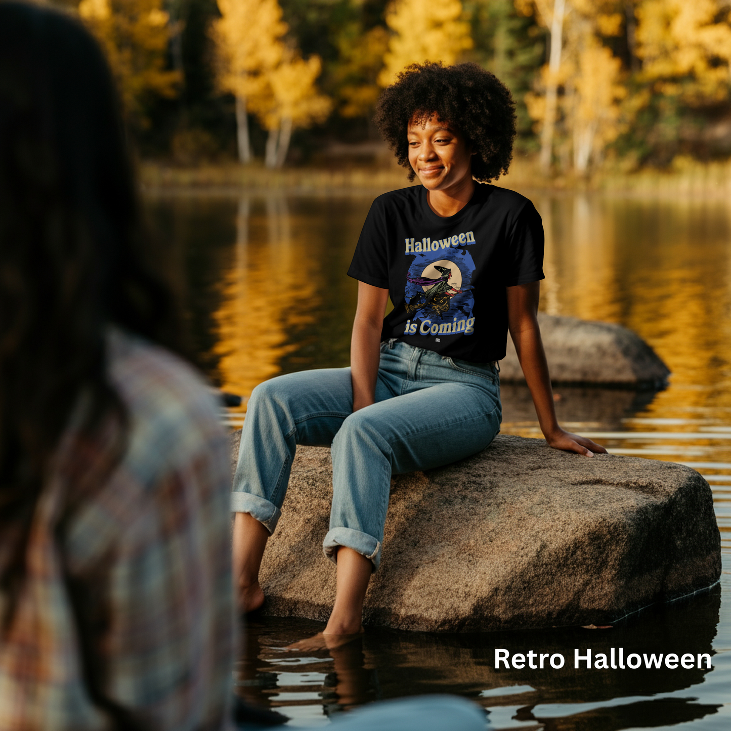 Schwarzes Halloween T-Shirt – Retro Motiv Hexe auf Besen vor Vollmond – Halloween is Coming Print