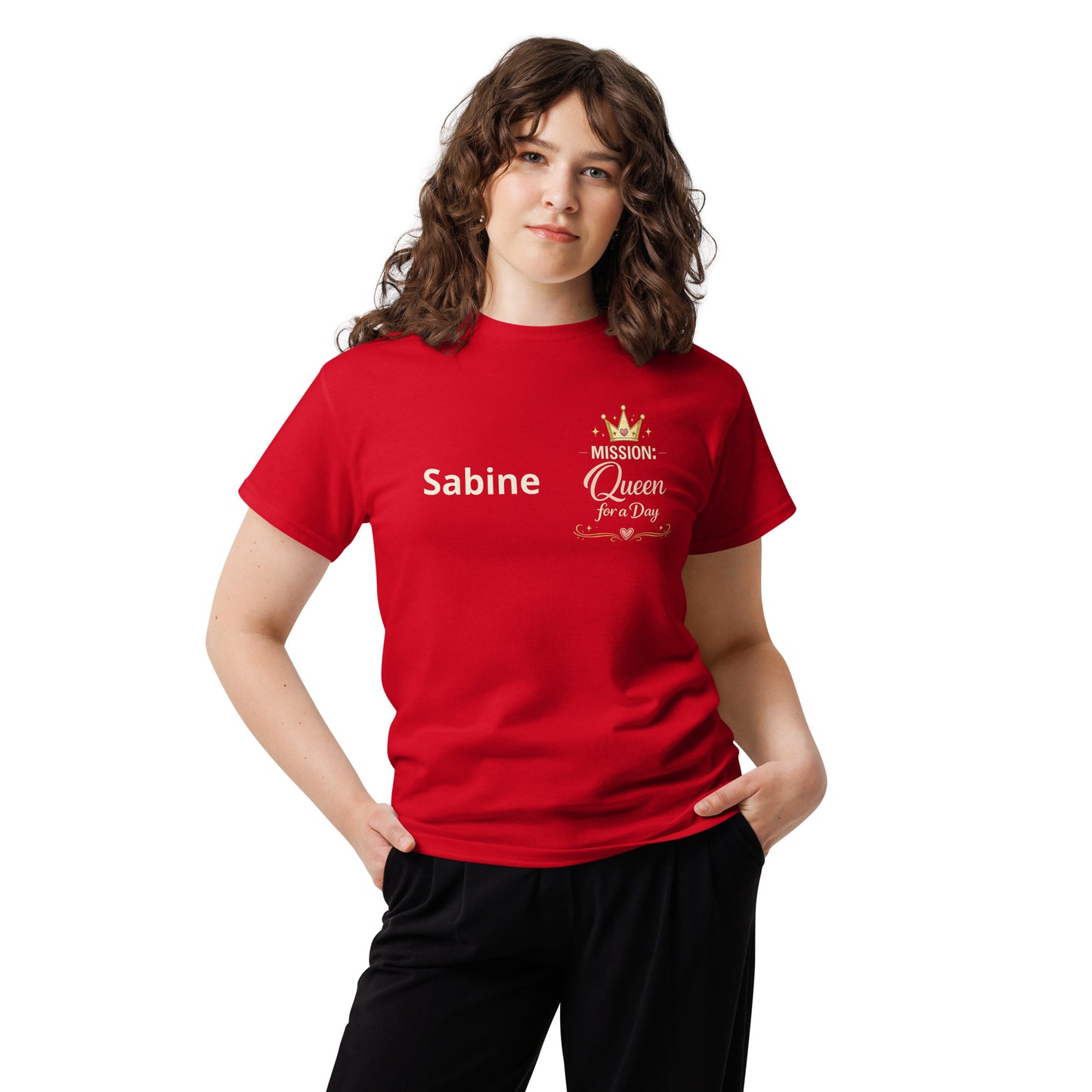 Rotes personalisiertes JGA Braut T-Shirt „Mission: Queen for a Day“ aus 100 % Baumwolle.