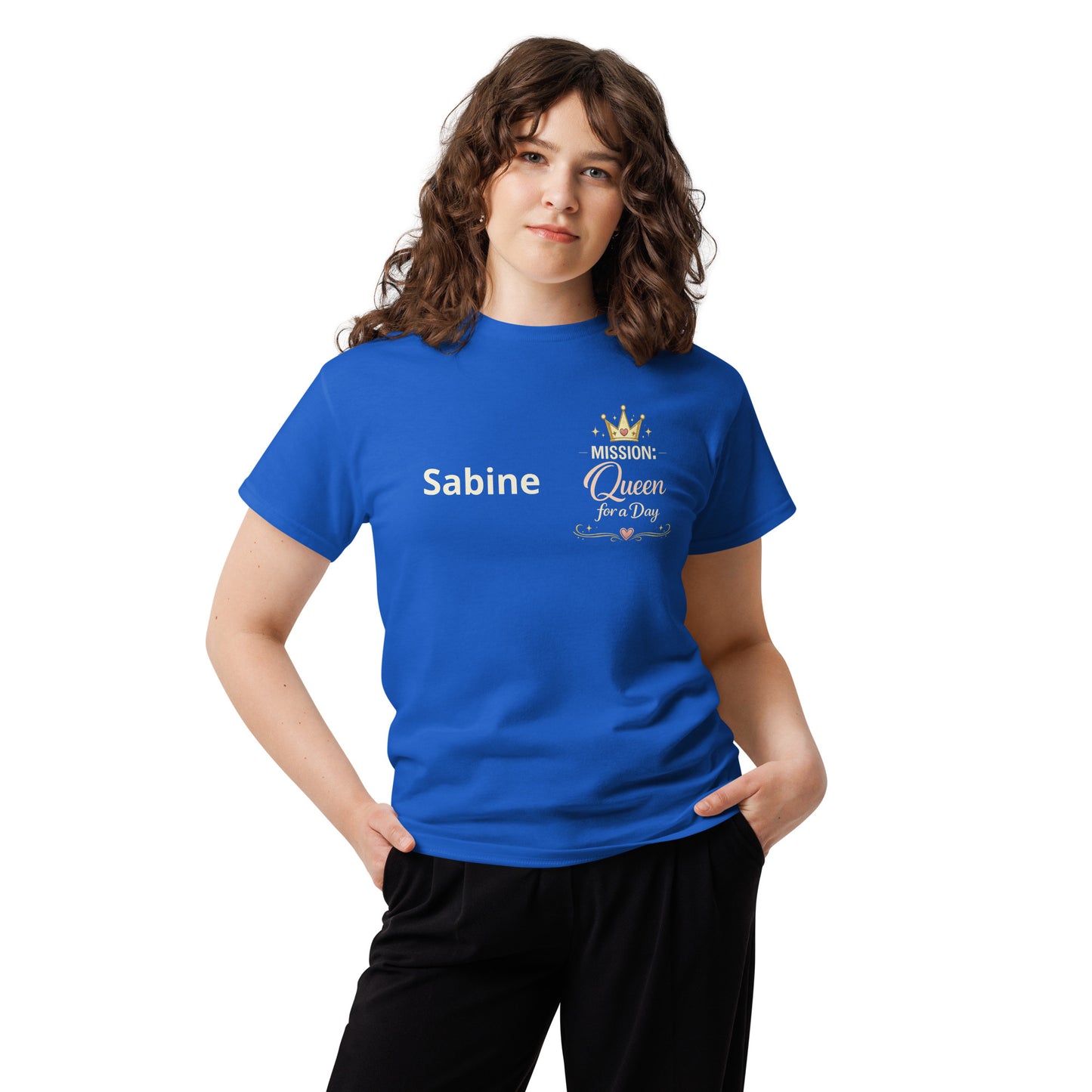 Royalblaues personalisiertes JGA Braut T-Shirt „Mission: Queen for a Day“ aus 100 % Baumwolle.