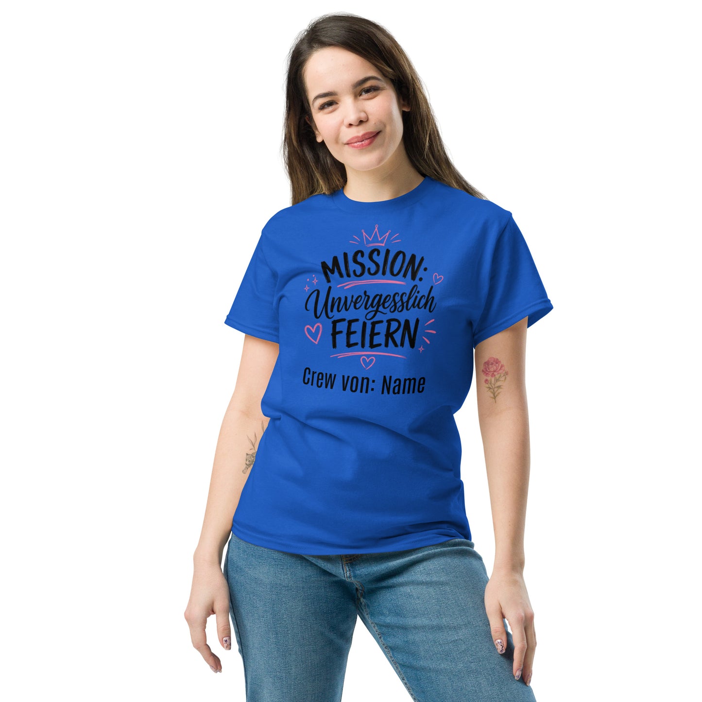 Royalblaues personalisiertes JGA Crew T-Shirt „Mission: Unvergesslich feiern“ aus 100 % Baumwolle.