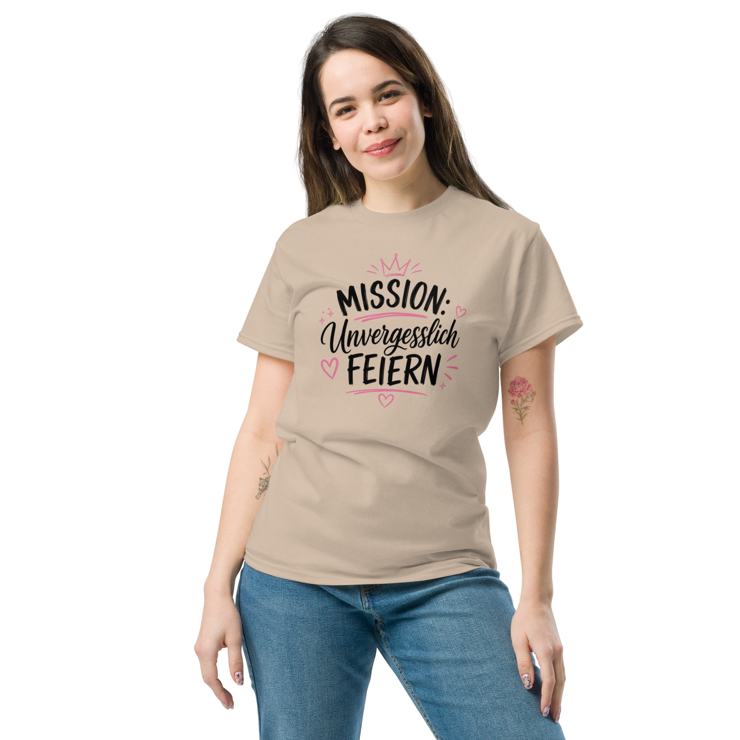 Sandfarbenes personalisiertes JGA Braut T-Shirt „Mission: Braut glücklich machen“ aus 100 % Baumwolle.