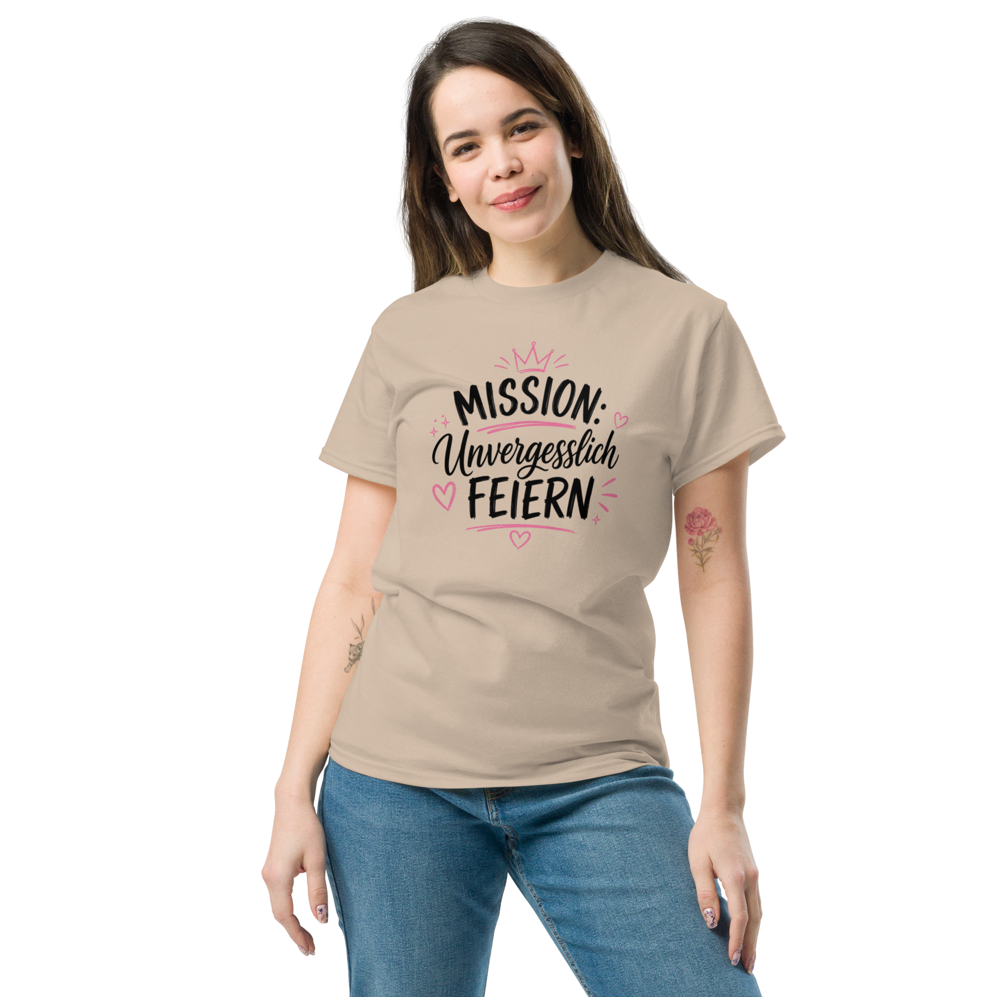 Sandfarbenes personalisiertes JGA Braut T-Shirt „Mission: Braut glücklich machen“ aus 100 % Baumwolle.