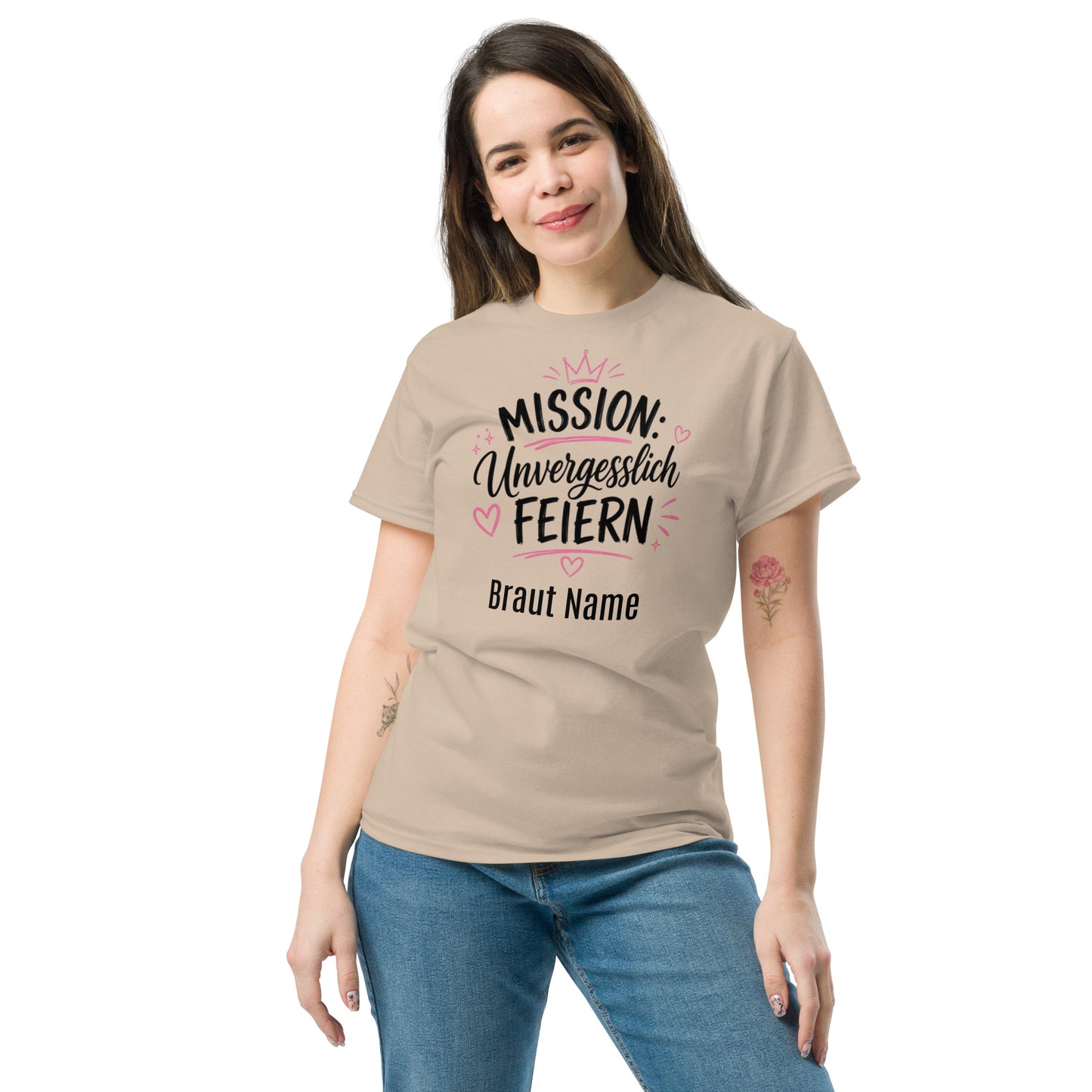 Sandfarbenes personalisiertes JGA Braut T-Shirt „Mission: Unvergesslich feiern“ aus 100 % Baumwolle.