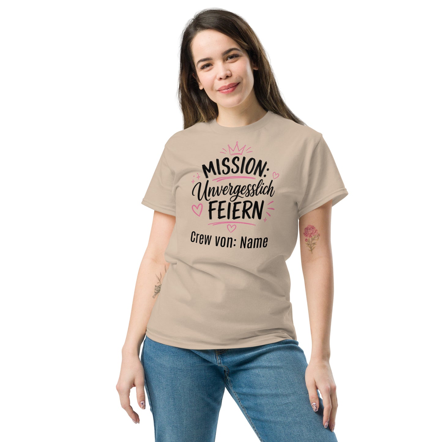 Sandfarbenes personalisiertes JGA Crew T-Shirt „Mission: Unvergesslich feiern“ aus 100 % Baumwolle.