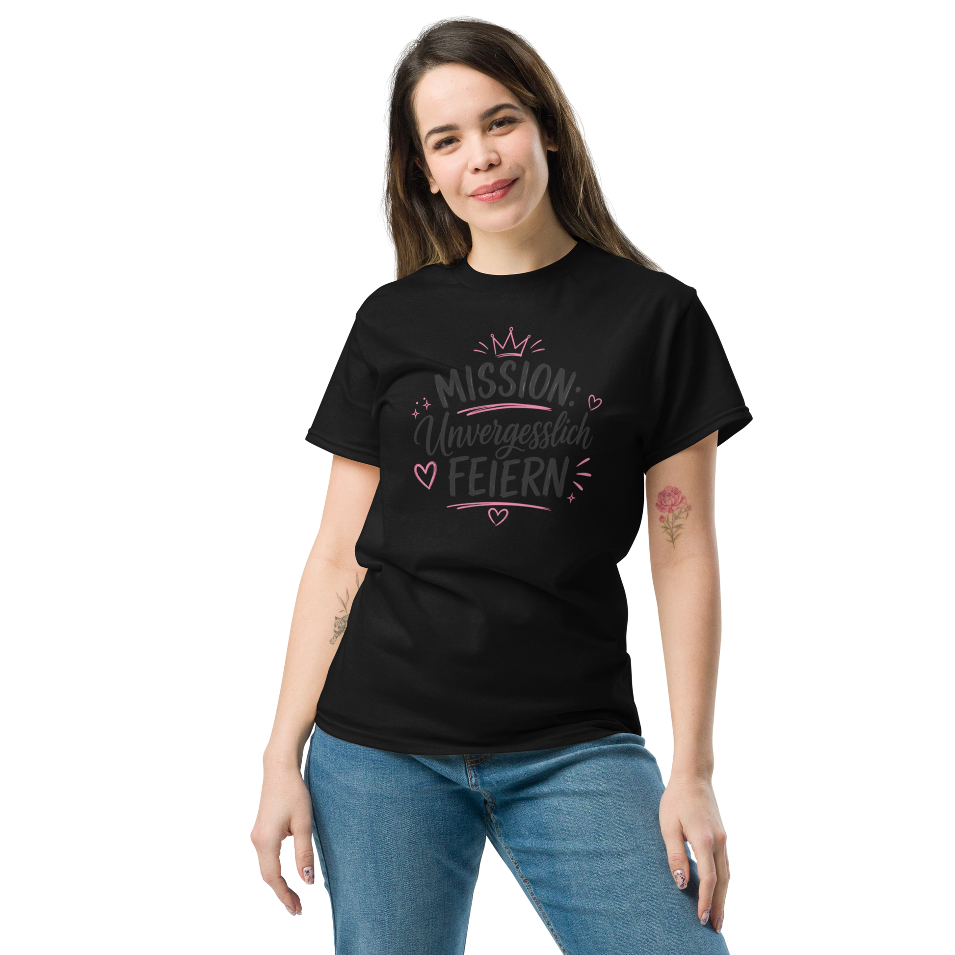 Schwarzes personalisiertes JGA Braut T-Shirt „Mission: Braut glücklich machen“ aus 100 % Baumwolle.