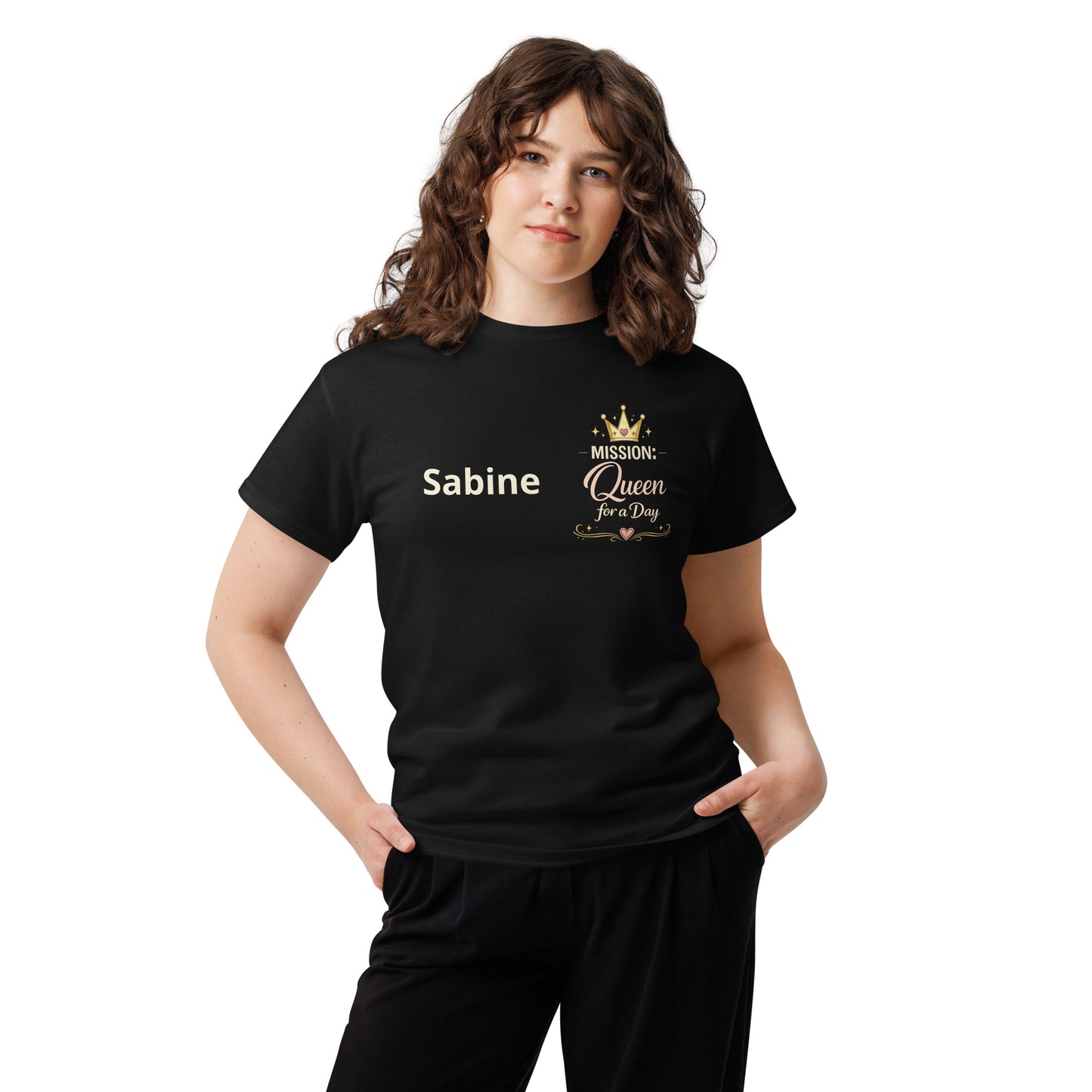 Schwarzes personalisiertes JGA Braut T-Shirt „Mission: Queen for a Day“ aus 100 % Baumwolle.