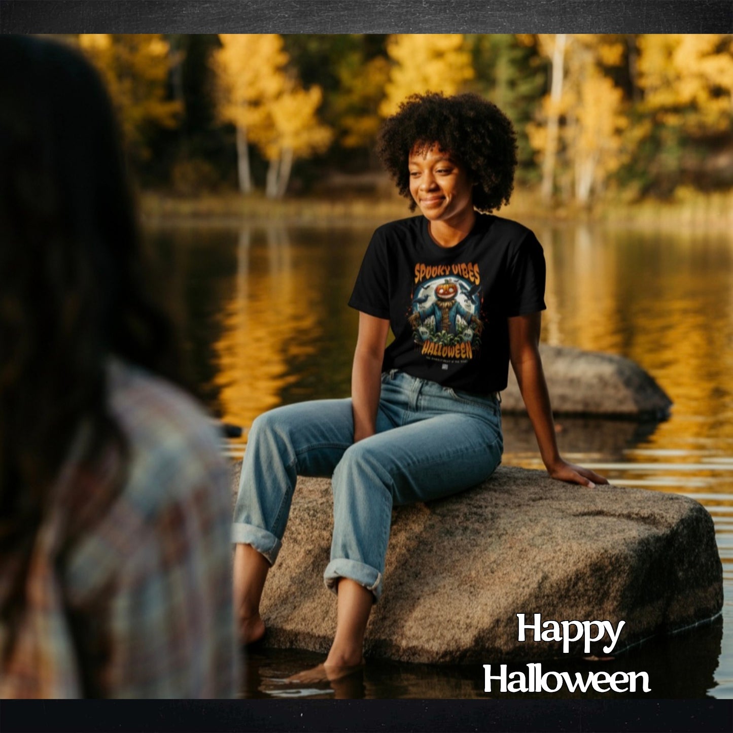 Halloween T-Shirt selbst gestalten – Motiv Spooky Vibes mit Kürbismann und Geistern – Lifestyle Foto