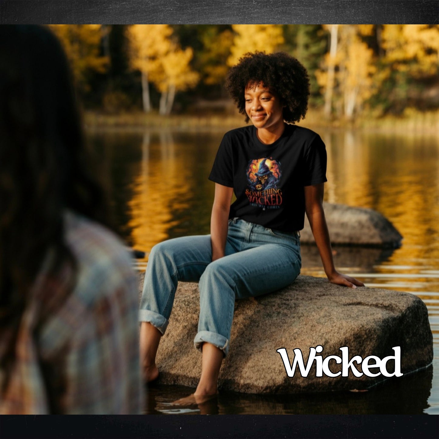 Halloween T-Shirt selbst gestalten – Motiv Wicked mit Something Wicked Hexe – Lifestyle Foto