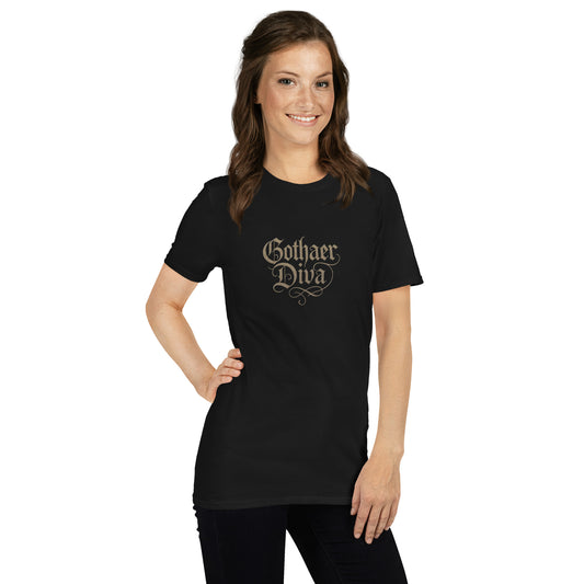 Schwarzes T-Shirt mit "Gothaer Diva" Schriftzug in goldener Gothic-Typografie – Sabiswelt