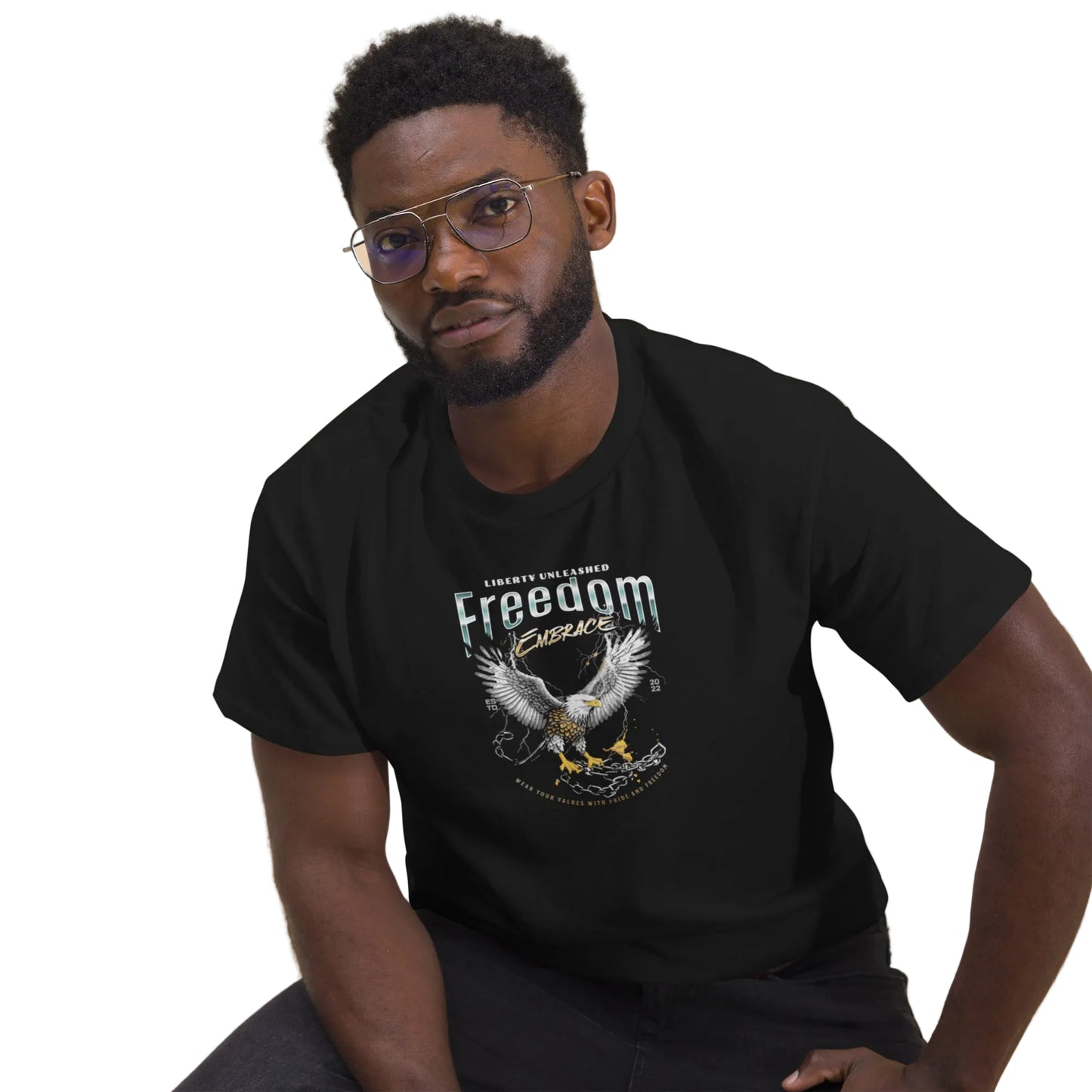 Schwarzes Unisex T-Shirt mit "Freedom Embrace" Adler-Print aus dem Anime-Universum – Streetwear Style | Sabiswelt