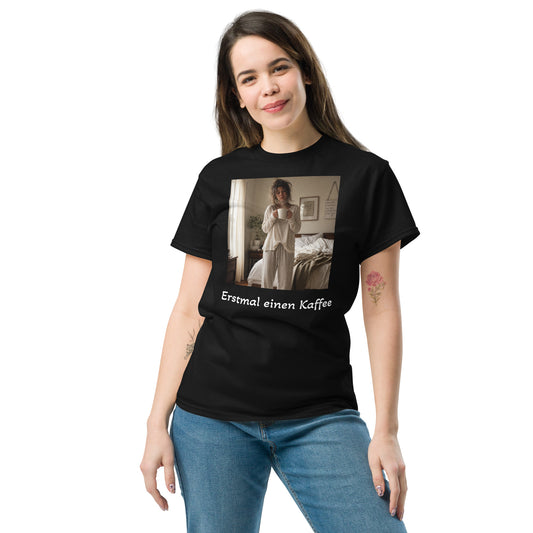 Schwarzes Unisex T-Shirt mit lustigem Kaffee-Spruch "Erstmal einen Kaffee" – Frontansicht