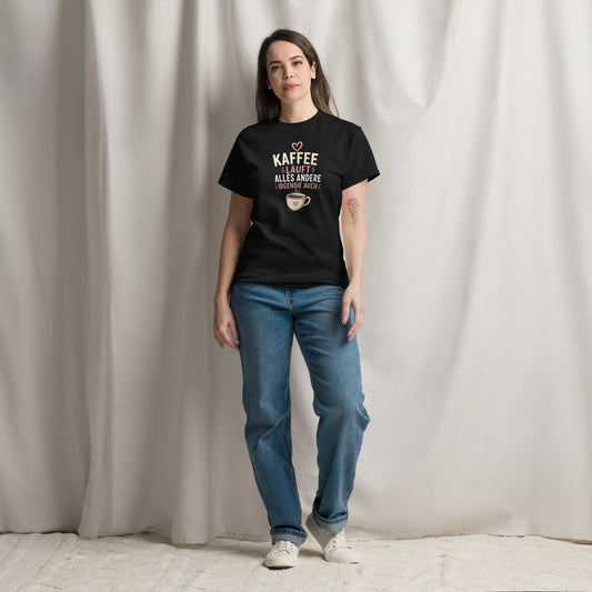 „Schwarzes T-Shirt mit lustigem Kaffee-Spruch ‚Kaffee läuft, alles andere irgendwie auch‘, Herz und dampfender Kaffeetasse in Rosa, Weiß und Beige.“
