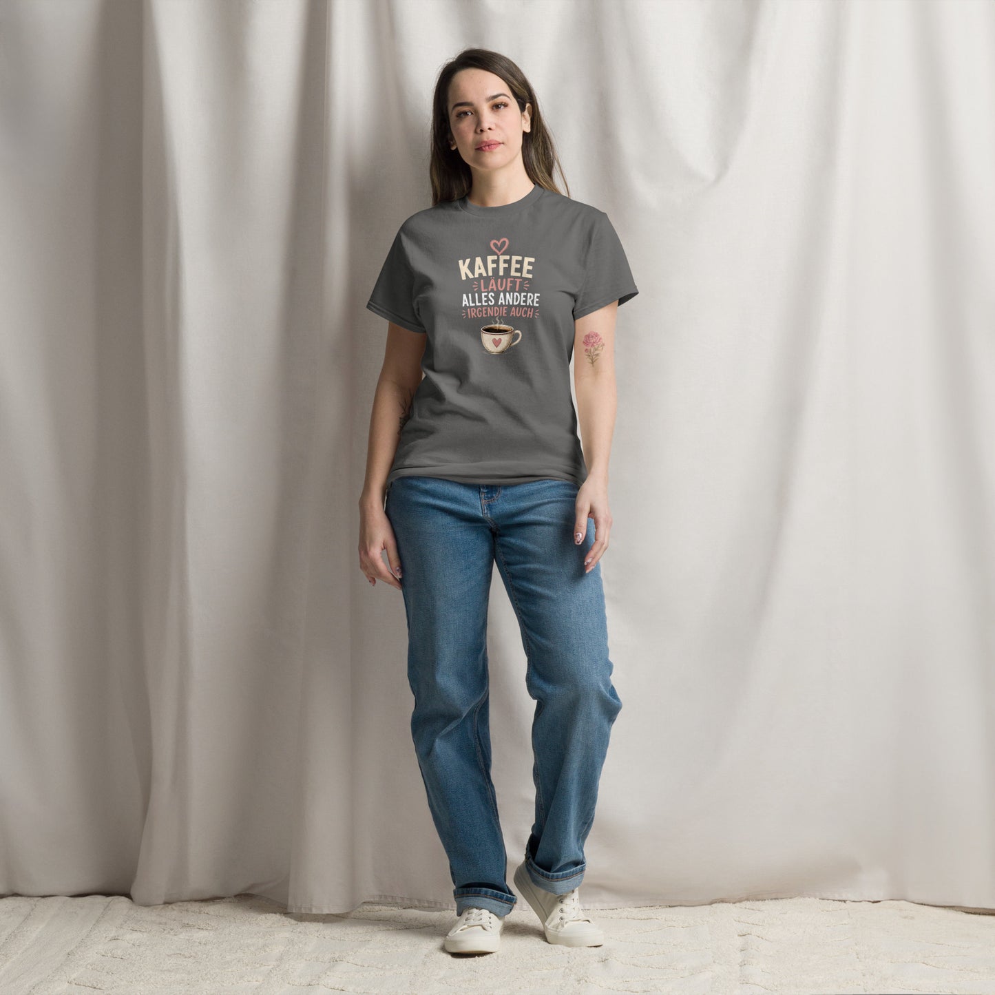 „Tee-Charcoal T-Shirt mit lustigem Kaffee-Spruch ‚Kaffee läuft, alles andere irgendwie auch‘, Herz und dampfender Kaffeetasse in Rosa, Weiß und Beige.“