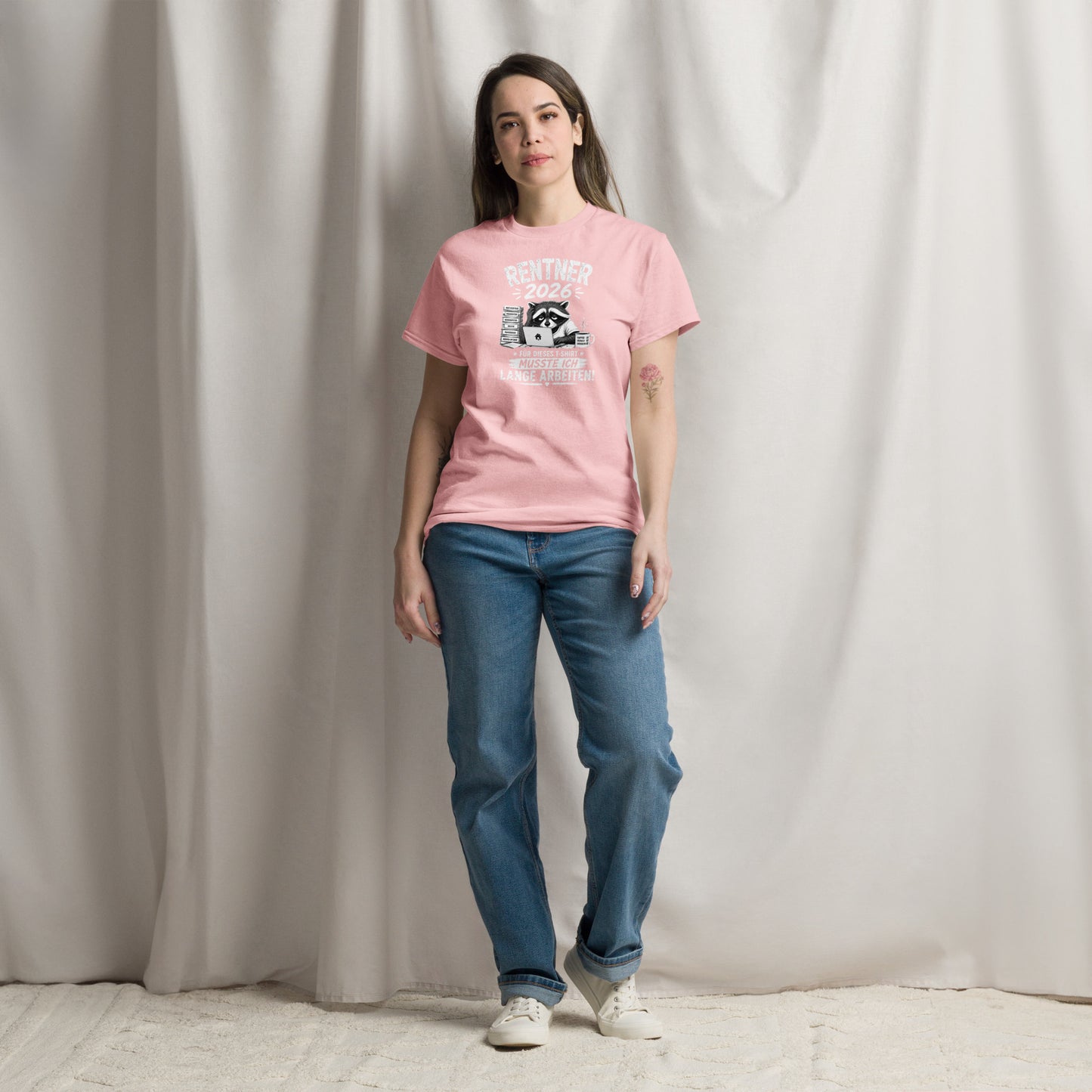 „Light Pink T-Shirt mit lustigem Rentner-2026-Motiv, müdem Waschbären am Laptop, Papierstapel und Kaffeetasse sowie dem Spruch ‚Für dieses T-Shirt musste ich lange arbeiten!‘“
