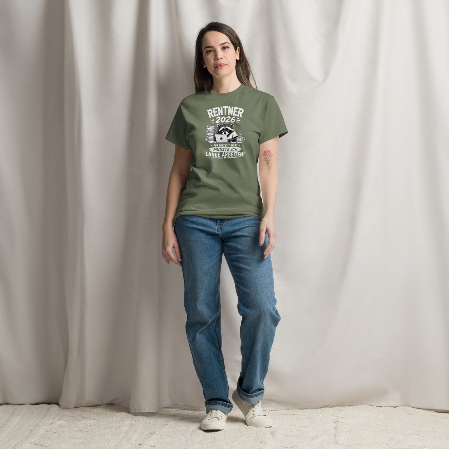 „Grünes T-Shirt mit lustigem Rentner-2026-Motiv, müdem Waschbären am Laptop, Papierstapel und Kaffeetasse sowie dem Spruch ‚Für dieses T-Shirt musste ich lange arbeiten!‘“
