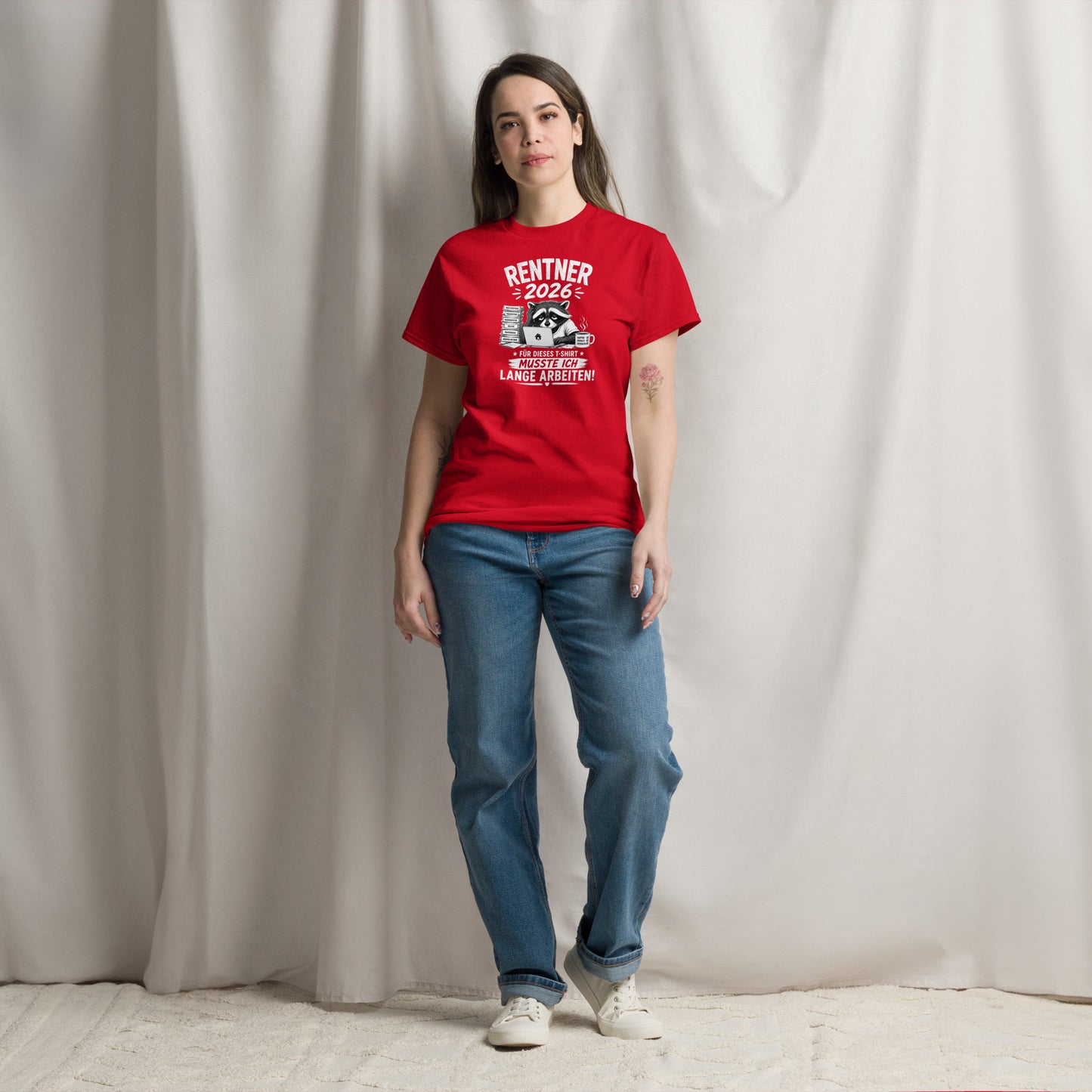 „Rotes T-Shirt mit lustigem Rentner-2026-Motiv, müdem Waschbären am Laptop, Papierstapel und Kaffeetasse sowie dem Spruch ‚Für dieses T-Shirt musste ich lange arbeiten!‘“
