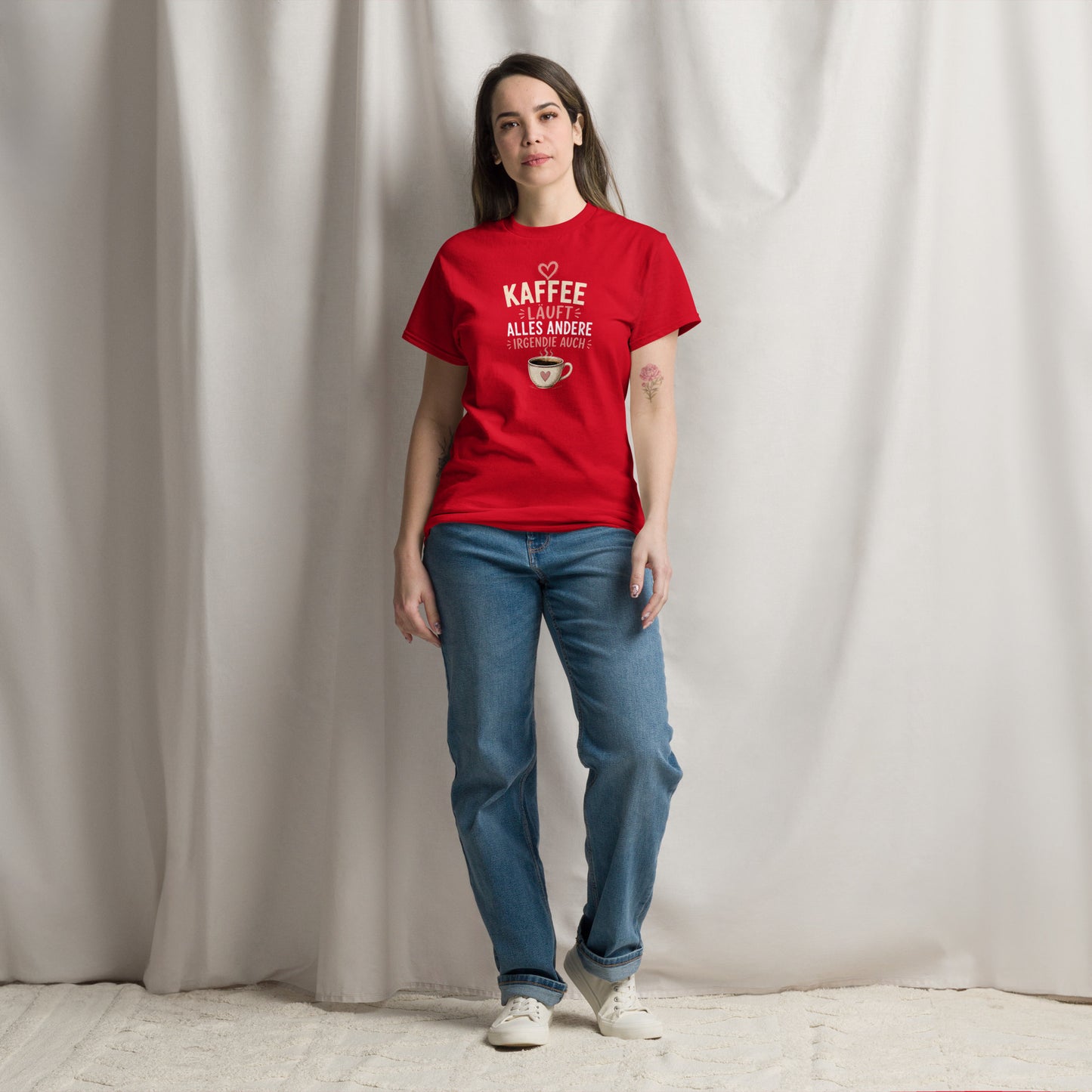 „Rotes T-Shirt mit lustigem Kaffee-Spruch ‚Kaffee läuft, alles andere irgendwie auch‘, Herz und dampfender Kaffeetasse in Rosa, Weiß und Beige.“
