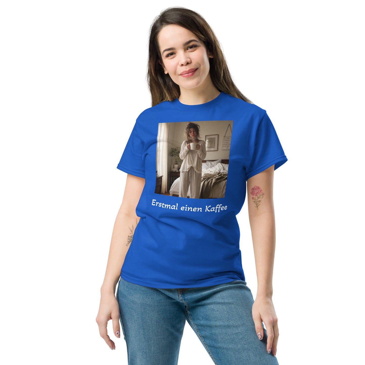 Blaues Unisex T-Shirt mit Kaffee-Motiv "Erstmal einen Kaffee" – Frontansicht