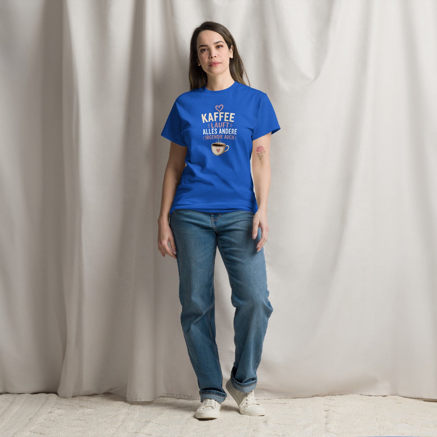 „Blaues T-Shirt mit lustigem Kaffee-Spruch ‚Kaffee läuft, alles andere irgendwie auch‘, Herz und dampfender Kaffeetasse in Rosa, Weiß und Beige.“