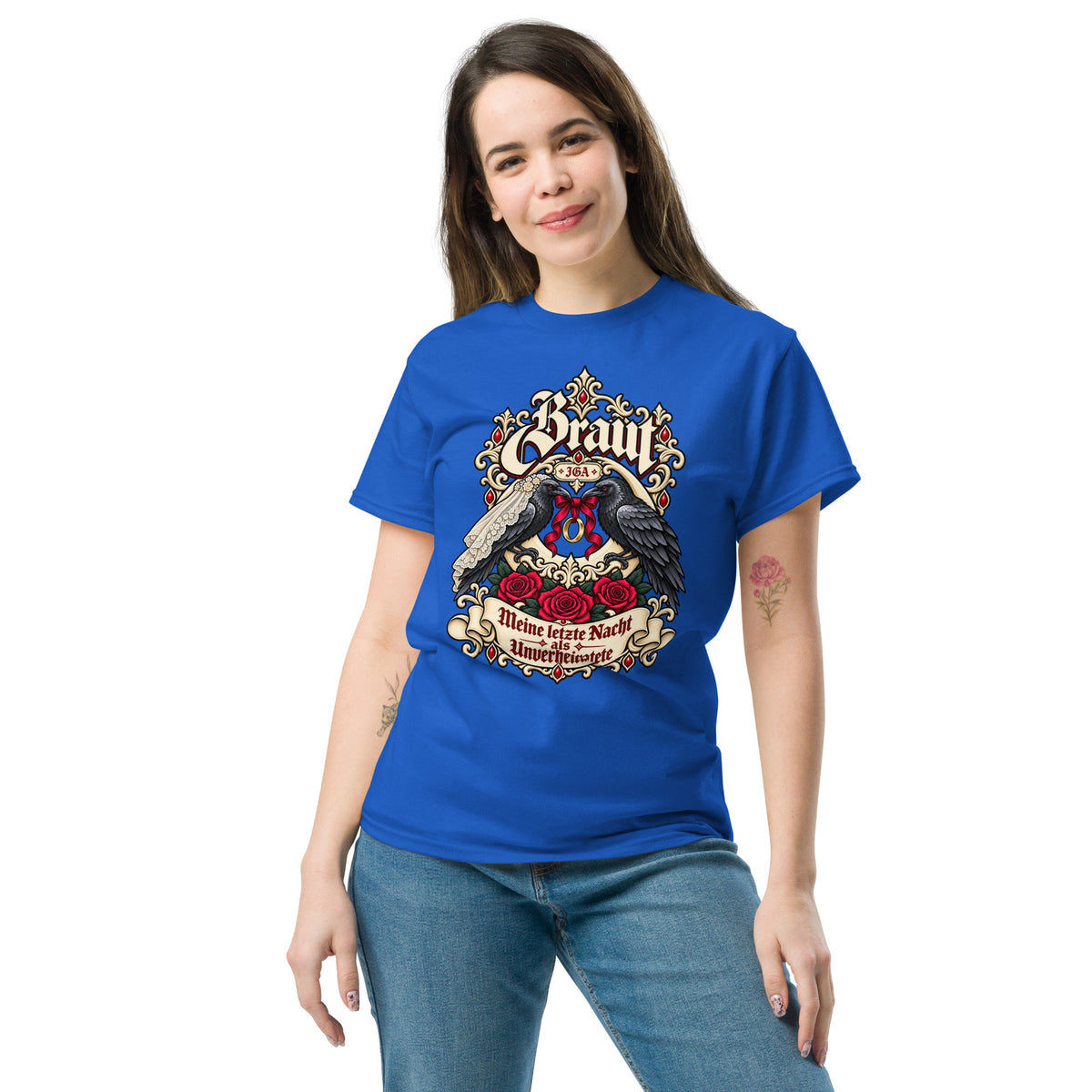 Royalblaues Gothic Braut-Shirt mit zwei Raben auf einer Mondsichel, roten Rosen und JGA-Schriftzug.