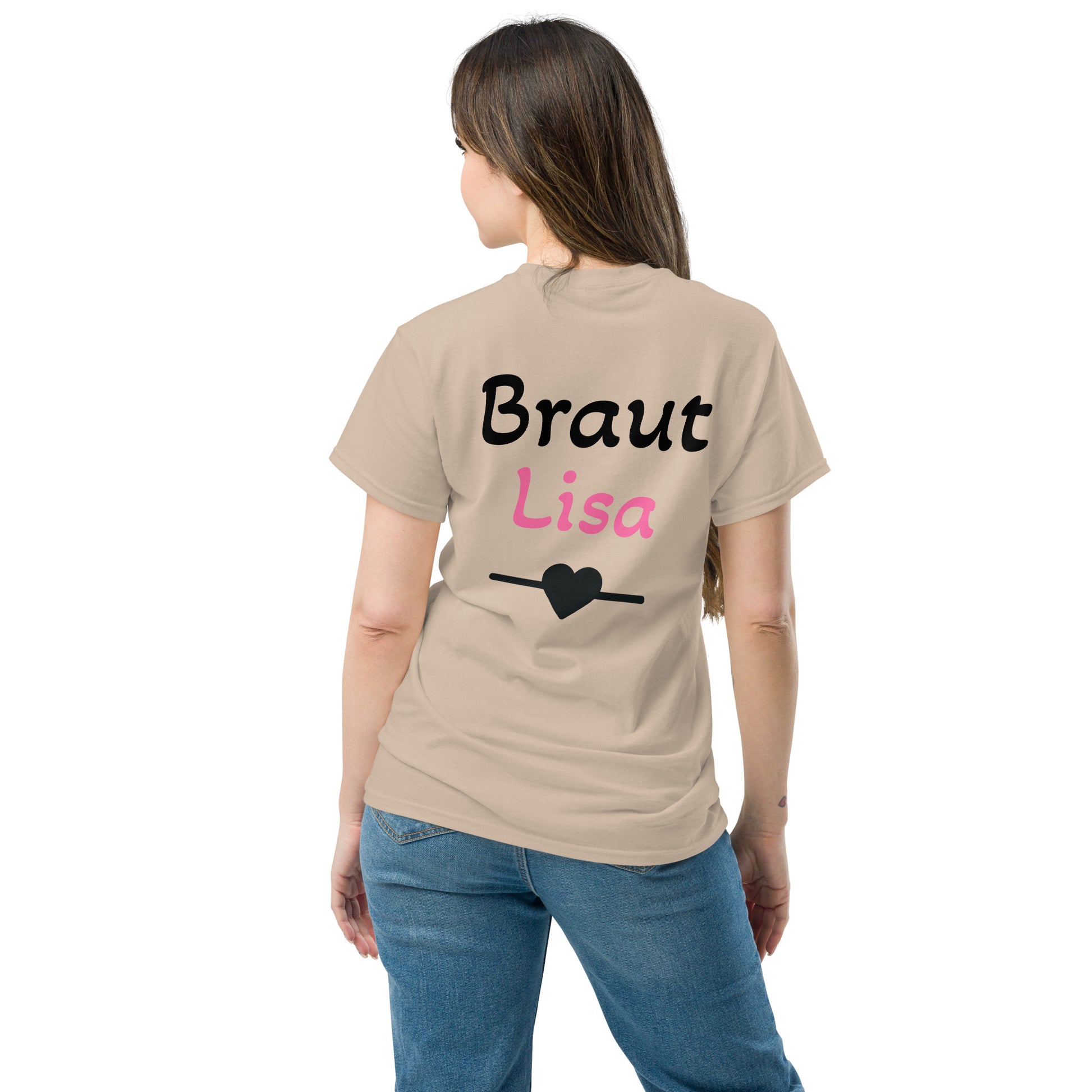 Rückseite eines sandfarbige JGA-Braut-T-Shirt mit personalisiertem Aufdruck "Braut Lisa" in Pink und schwarzem Herzsymbol. Der Name der Brat ist invduell anpassbar.