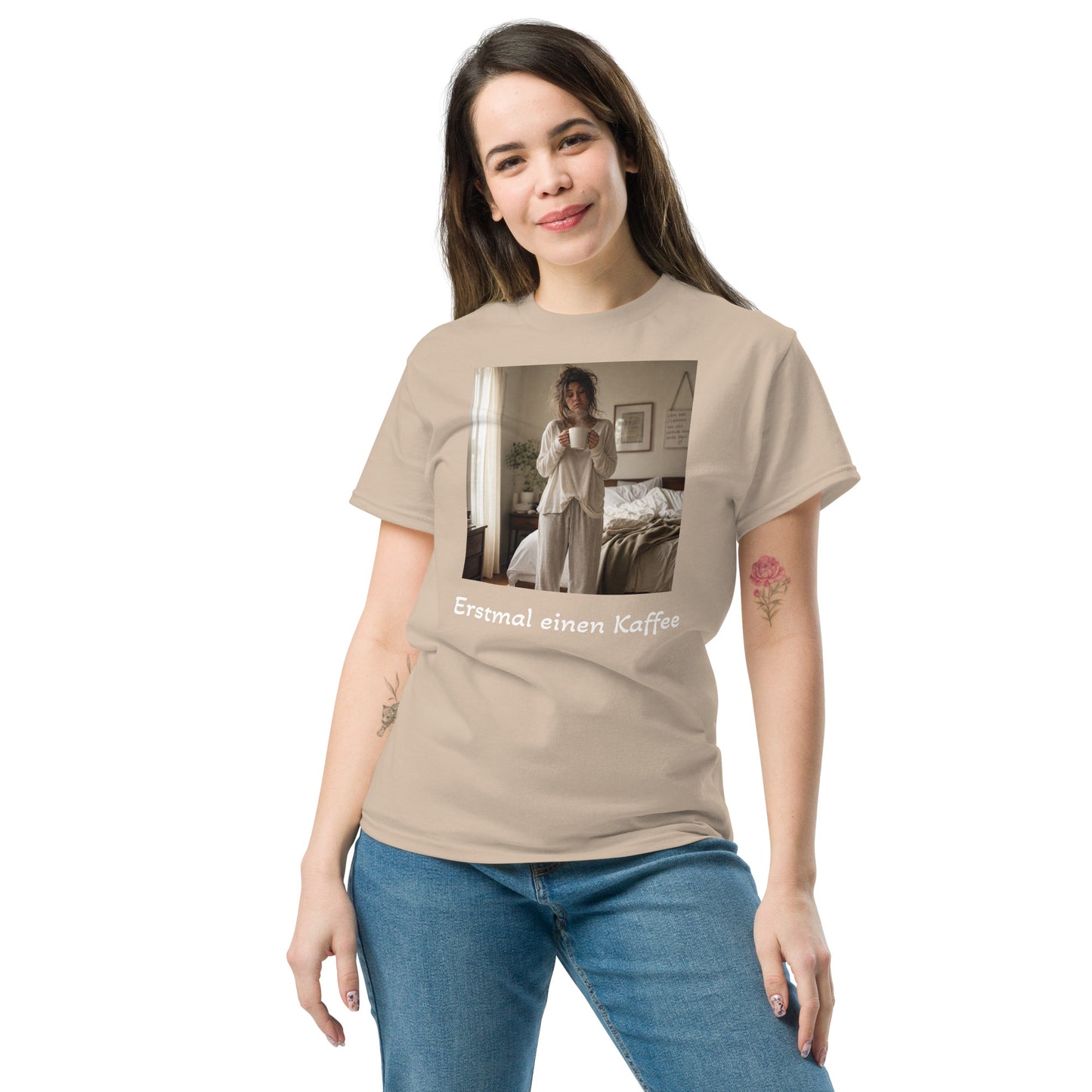 Sandfarbendes Unisex T-Shirt mit Spruch "Erstmal einen Kaffee" – Frontansicht