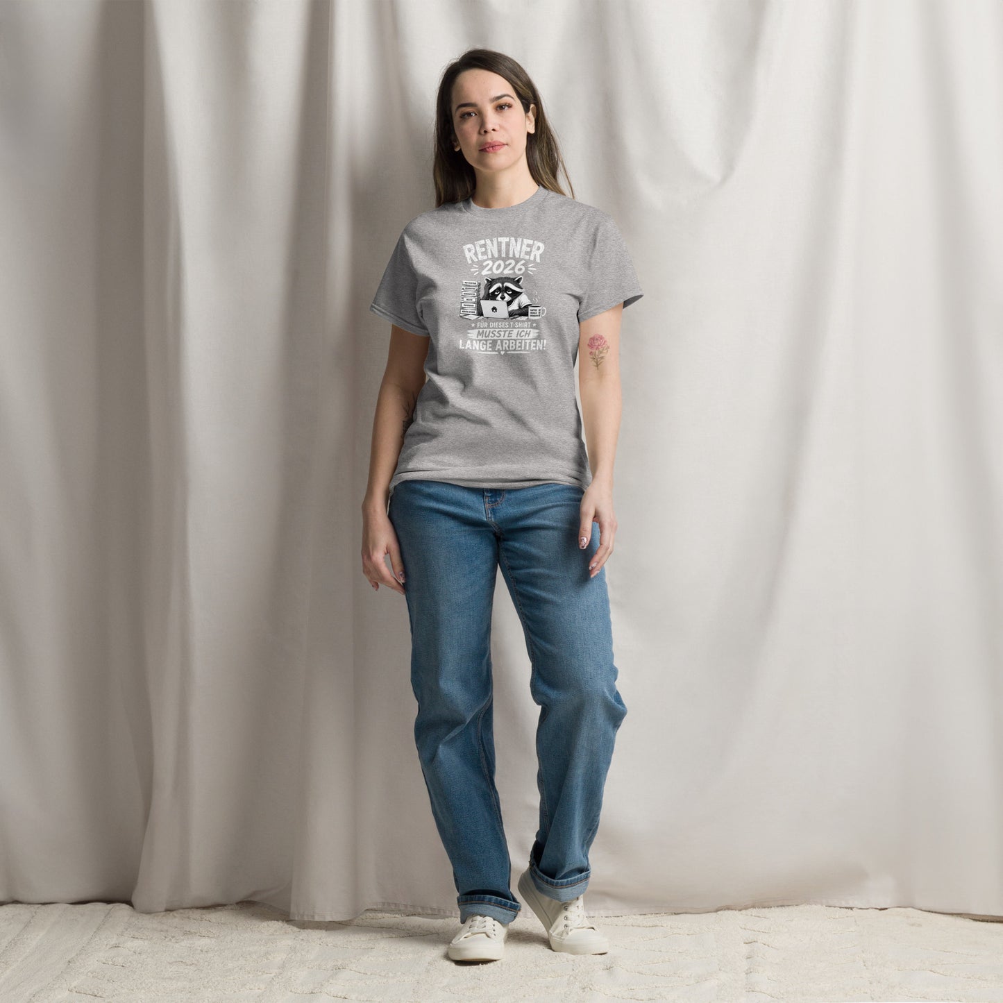 „Sport Grey T-Shirt mit lustigem Rentner-2026-Motiv, müdem Waschbären am Laptop, Papierstapel und Kaffeetasse sowie dem Spruch ‚Für dieses T-Shirt musste ich lange arbeiten!‘