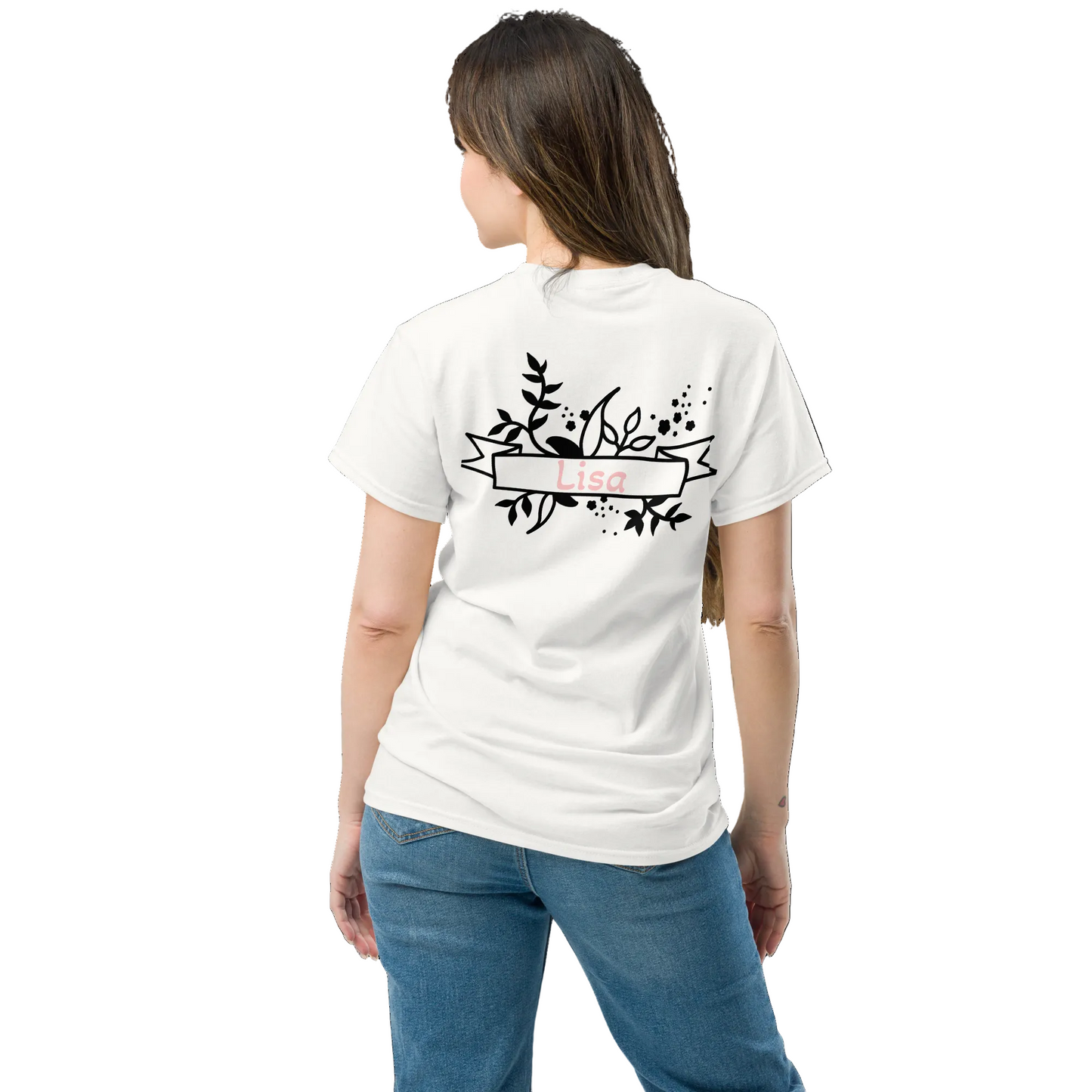 Rückseite des weißen JGA T-Shirts mit floralem Bannerdesign und personalisiertem Namen "Lisa" – individuell gestaltetes Braut-Shirt