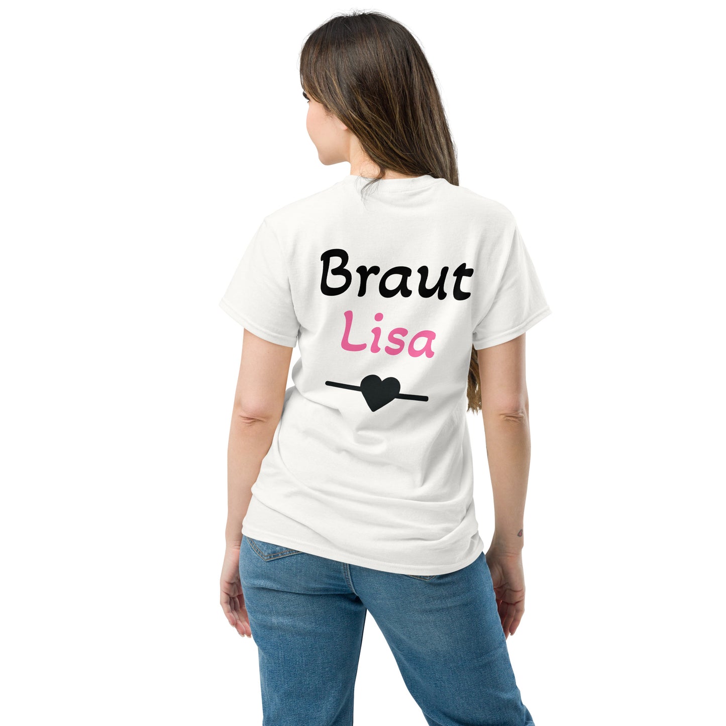 Rückseite eines weiße JGA-Braut-T-hirt mit personalisiertem Aufdruck "Braut Lisa" in Pink und schwarzem Herzsymbol. Der Name der Brat ist invduell anpassbar.