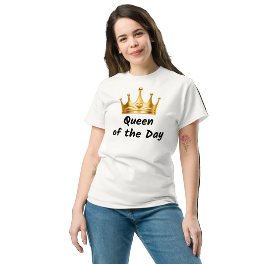 Weißes JGA T-Shirt mit goldener Krone und Aufschrift "Queen of the Day" – personalisiertes Braut-Shirt für den Junggesellinnenabschied