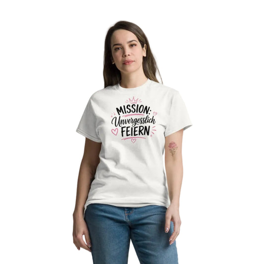 Weißes JGA-Crew-T-Shirt „Mission: Unvergesslich feiern“ in der Vorderansicht.