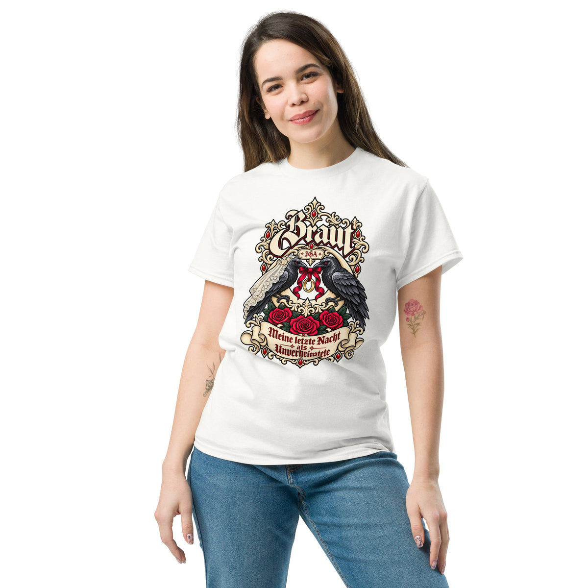 Weißes JGA Braut-Shirt mit Gothic-Rabenmotiv, Schleier und Ring sowie dem Spruch „Meine letzte Nacht als Unverheiratete“.