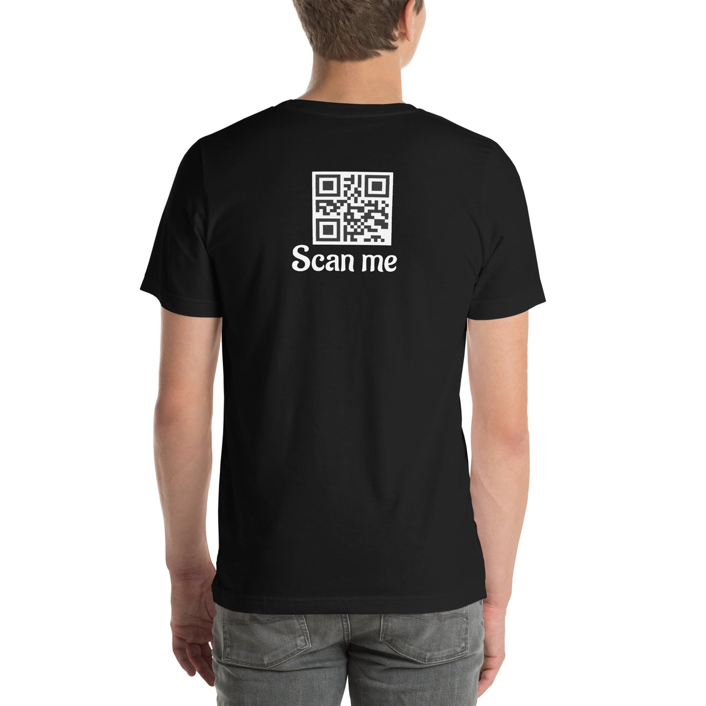 Schwarzes Unisex T-Shirt Rückseite mit individuellem QR-Code und "Scan Me" Schriftzug – Sabiswelt