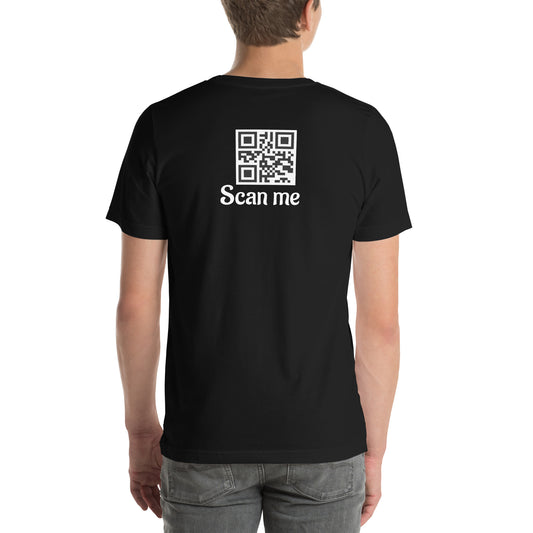 Schwarzes Unisex T-Shirt Rückseite mit individuellem QR-Code und "Scan Me" Schriftzug – Sabiswelt