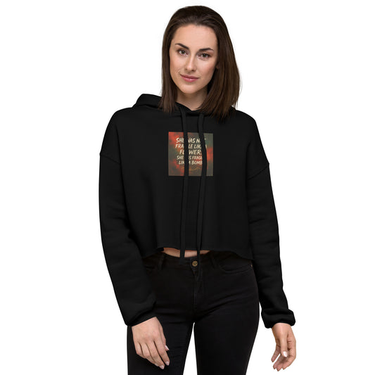 Schwarzer Damen Crop Hoodie mit Statement-Print "She Was Not Fragile Like a Flower, She Was Fragile Like a Bomb" – Sabiswelt